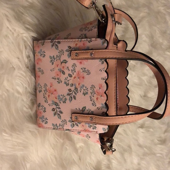 A crossbody bag - Picture 5 of 6